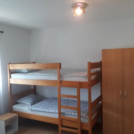 Green Hostel * زادار