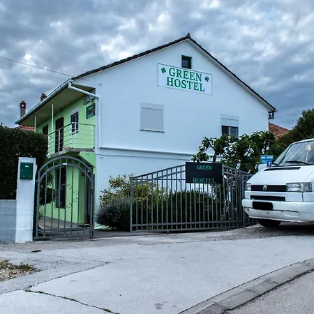 Green Hostel * زادار