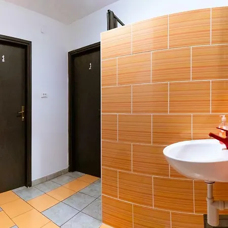 بيت شباب Green Hostel زادار