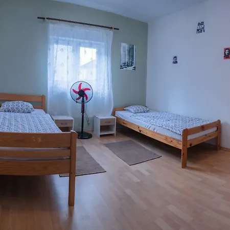 Green Hostel بيت شباب زادار